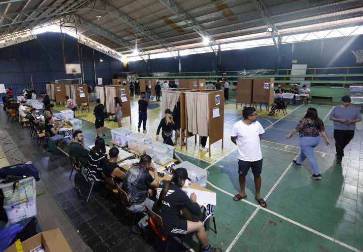 Cierran las urnas e inicia  conteo de votos en las elecciones de Chile