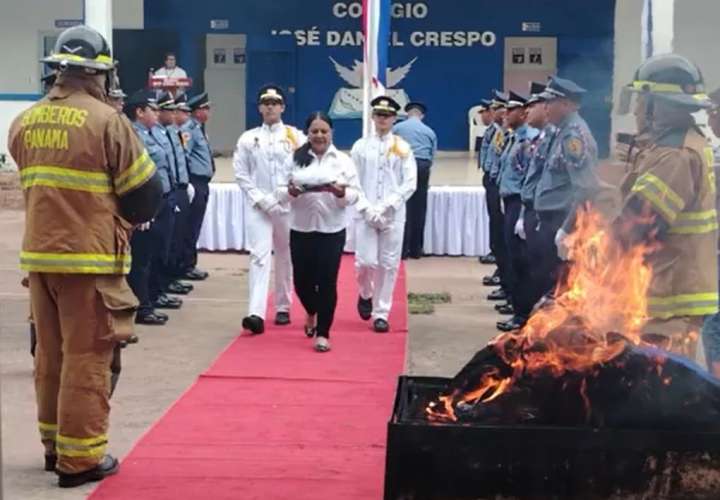 Con acto de cremación de banderas inician fiestas patrias en Herrera