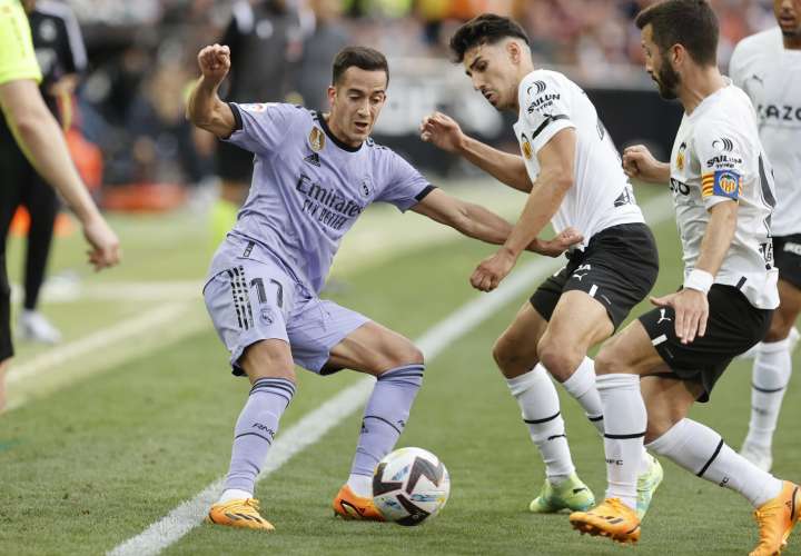 Lucas Vázquez (i), del Real Madrid, y Andre Almeida (c), del Valencia, durante un partido de LaLiga./ Foto: EFE