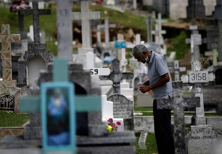 Recondando a los que ya no están.       (Foto:Efe)