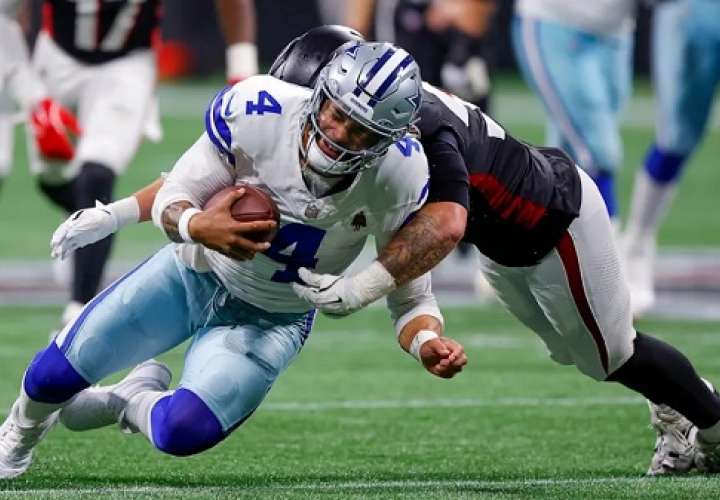 El quarterback Dak Prescott salió lesionado después de esta jugada. Foto: EFE