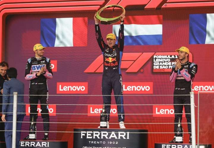 El neerlandés Max Vertapeppen (c) de Red Bull, celebra su victoria en el Gran Premio de Brasil. Completaron el podio los pilotos de Alpine, el francés Esteban Ocon (i) y el francés Pierre Gasly. Foto: EFE