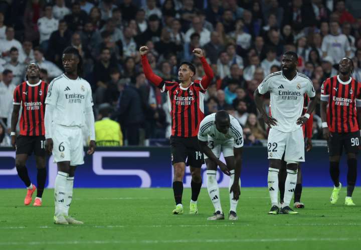  El centrocampista del Milán Tijani Reijnders (3-i) celebra tras marcar el tercer gol ante el Real Madrid, /Foto: EFE