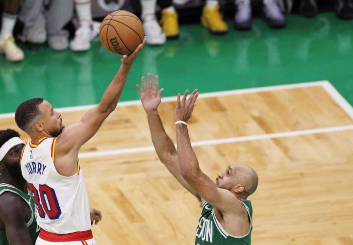 Warriors le propinan derrota a los Celtics