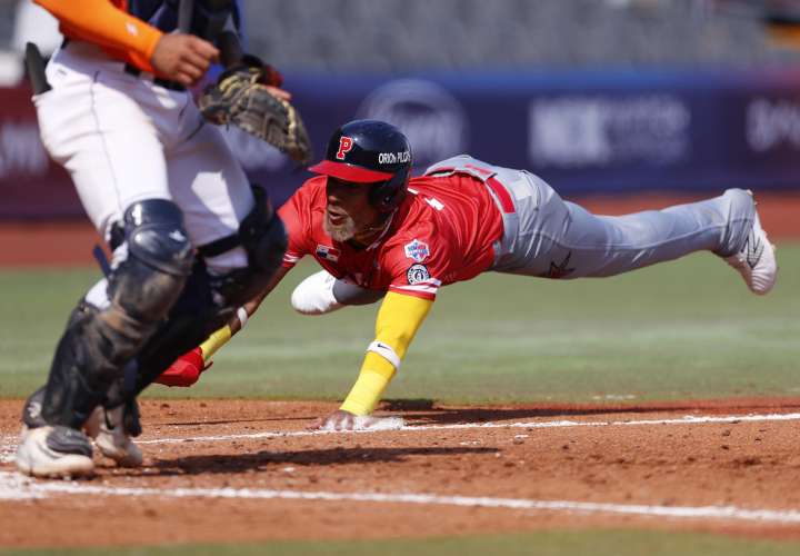 El panameño Edgard Muñoz Se arroja al piso para evitar ser ponchado durante el juego inaugural del torneo Premier 12 de béisbol. /Foto: EFE