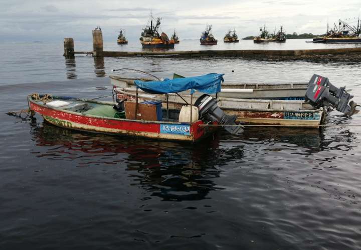 Embarcaciones no han podido sair a alta mar por el mal tiempo.