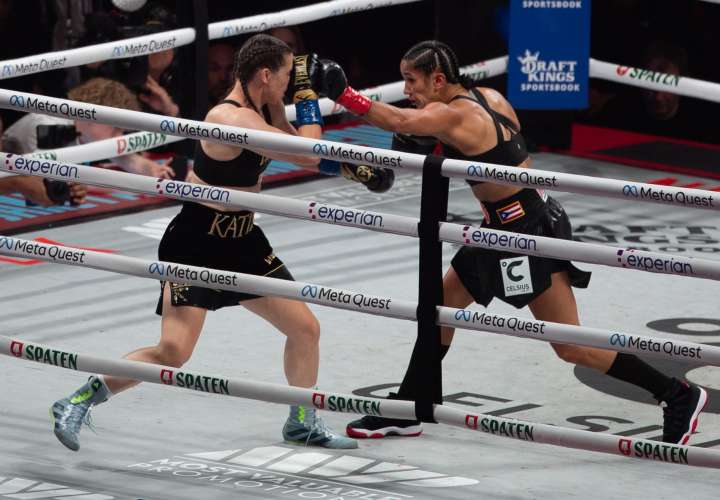  Katie Taylor (i) enfrenta a Amanda Serrano. /Foto: EFE