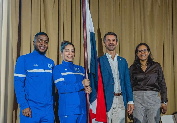  Los atletas abanderados Alfonso Maquensi y Daniela Rodríguez (izq.) junto al director de Pandeportes, Miguel Ordóñez y la presidenta del COP, Damaris Young. Foto: COP