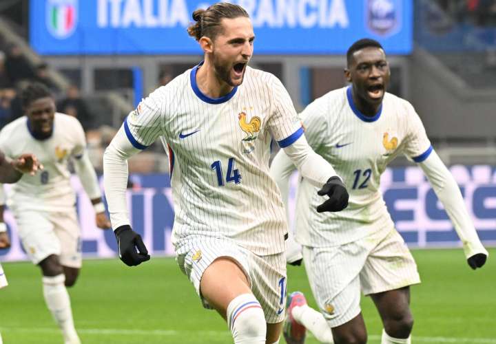 El medio francés Adrien Rabiot (C) celebra uno de sus goles en el partido de la UEFA Nations League. /EFE