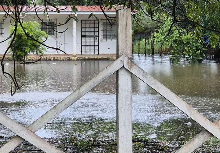 Inundaciones en Playa El Rompío afectan viviendas y comercios