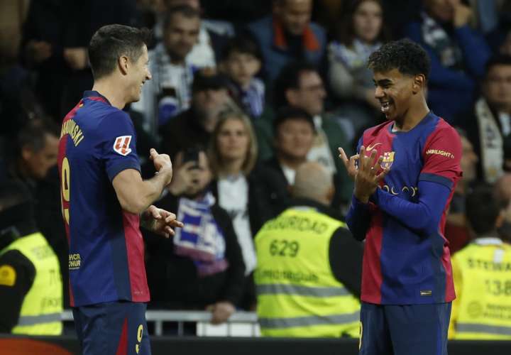 El delantero del FC Barcelona Lamine Yamal celebra tras anotar el tercer gol de su equipo con Robert Lewandowski (i). /EFE