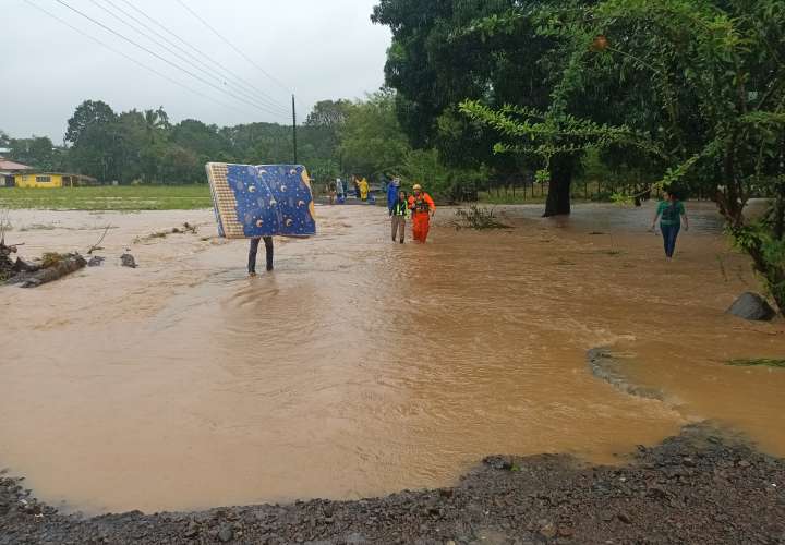 Las familias damnificadas reciben ayuda humanitaria.