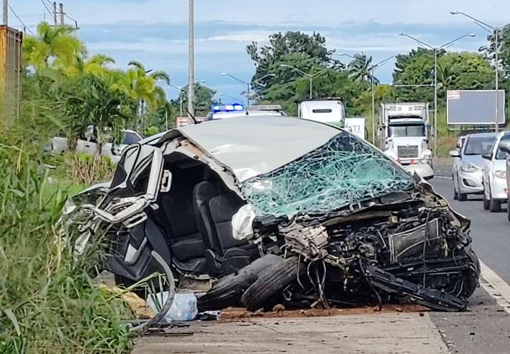 El auto quedó destrozado a consecuencia del impacto.