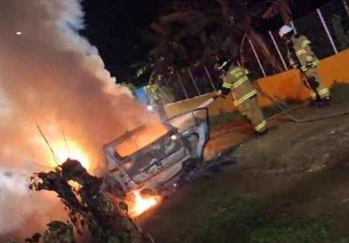 Auto incendiado con la pareja adentro.