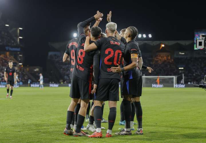 Los jugadores del FC Barcelona tras conseguir el primer gol del equipo. EFE