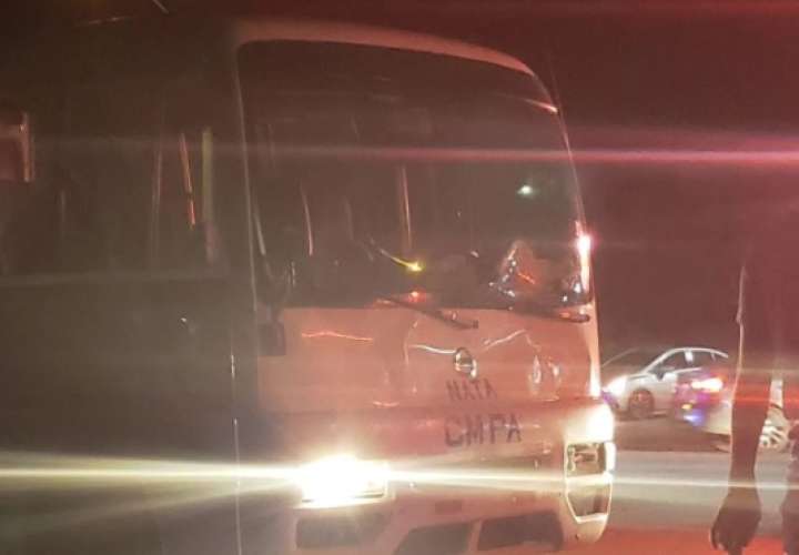  Hombre se tira a la calle y es atropellado por bus escolar