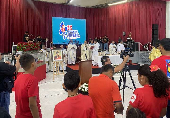 Arzobispo pide a jóvenes no ser estrellas pasajeras