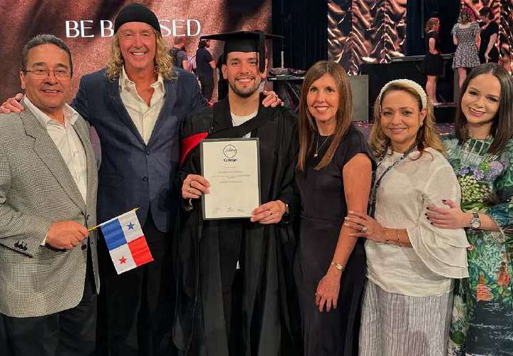 Se graduó como licenciado en teología