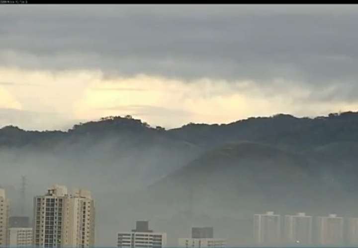 Humo en la ciudad capital y alrededores.