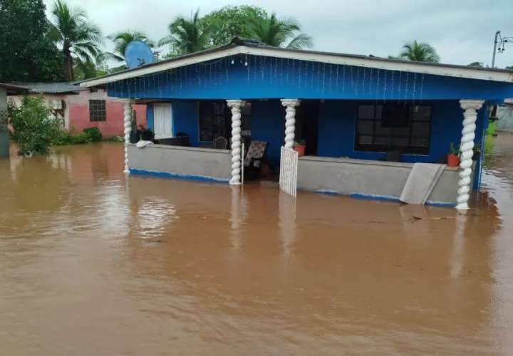 Inundaciones en varias comunidades en Costa Arriba.