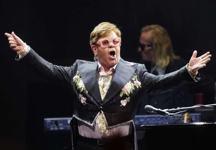 Elton John admite que "ha perdido visión" y se recupera muy lento