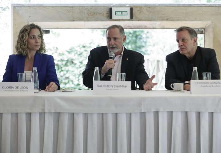  El director de Promtur, Salomón Shaman (c) habla junto a la administradora general de la Autoridad de Turismo de Panamá (i) y el presidente de Gondens, Federico Gonzalez.