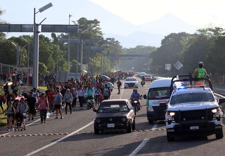 "Venimos en paz, déjennos pasar", piden miles migrantes en la frontera de México