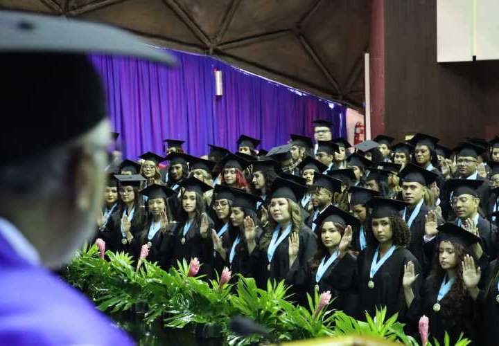 13,000 profesionales graduó la Universidad