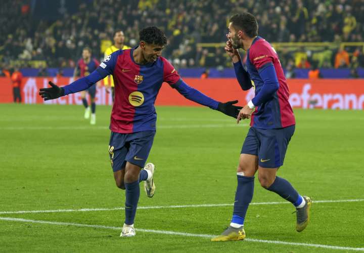 Ferran Torres celebra uno de sus goles durante el partido de la UEFA Champions League. /EFE