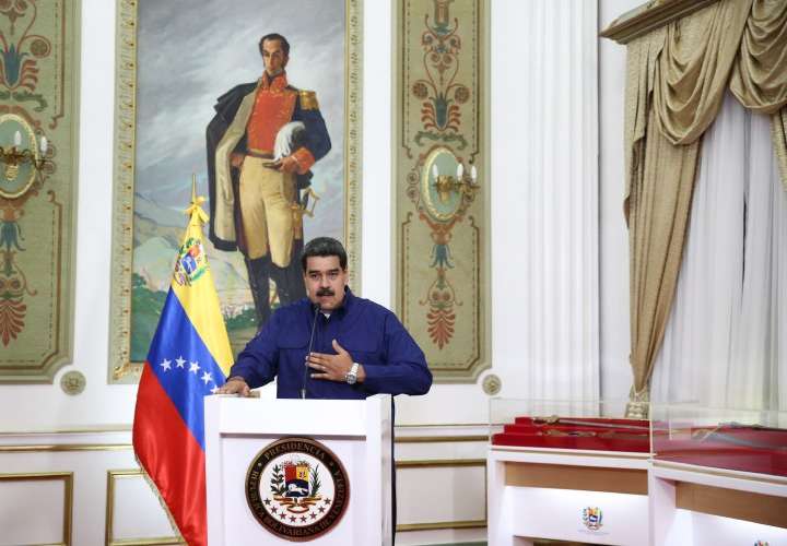 Maduro pide la renuncia de todos los ministros