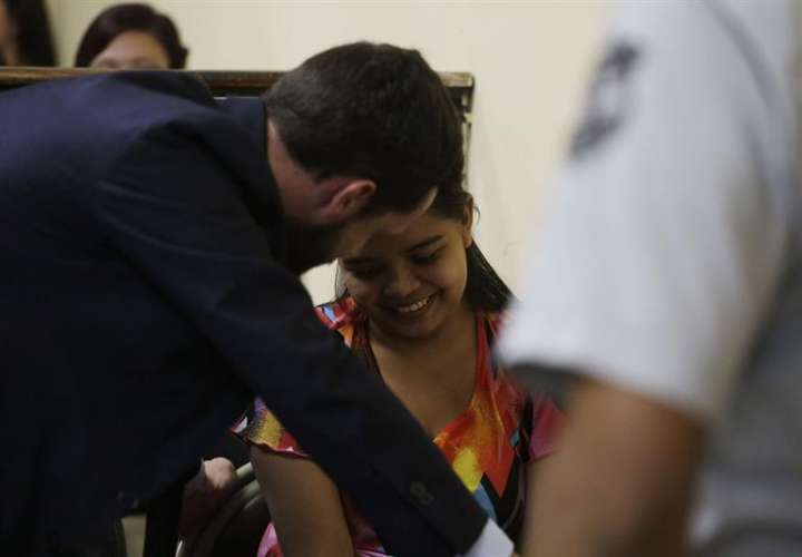 La joven salvadoreña Imelda Cortez (d), acusada de intento de homicidio cometido al supuestamente abortar, aceptó, un 