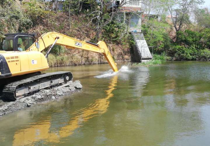  Se realizaron trabajos de liberación de sedimento acumulado cerca a la fosa de succión de la toma de agua cruda de la planta potabilizadora Rufina Alfaro.