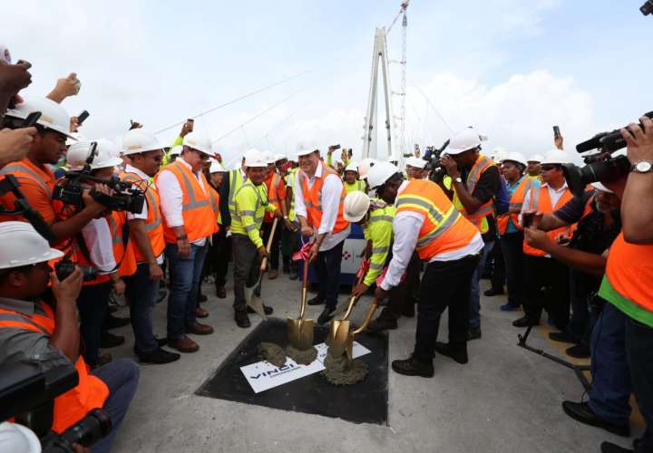 Varela participa de último vaciado de concreto en construcción del tercer puente