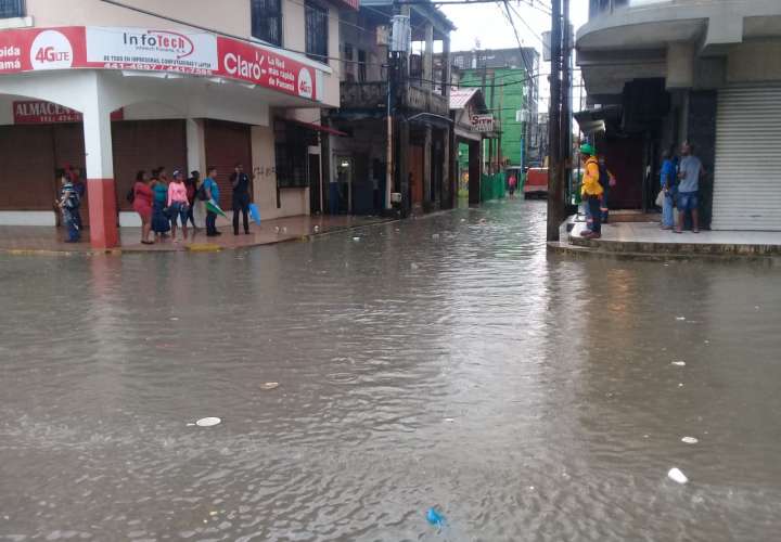 Calles de Colón inundadas por lluvias