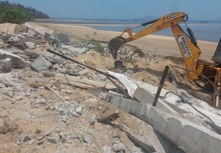 Demuelen ranchos y estructuras en playa Veracruz