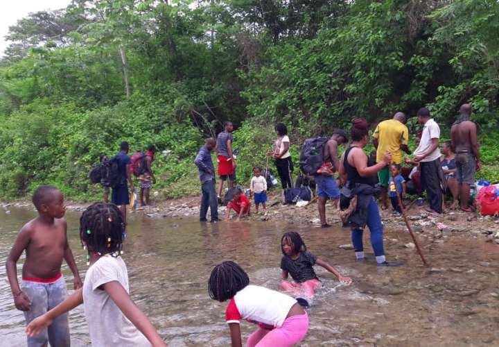 Niños junto a sus seres queridos disfrutando de las aguas del Río Armila, provincia de Darién.