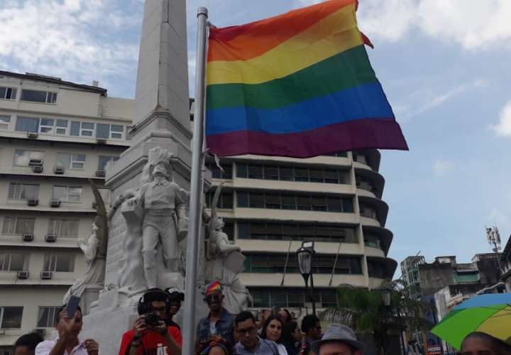 Comunidad LGBTQI+ realiza la izada de la bandera del Orgullo Gay 