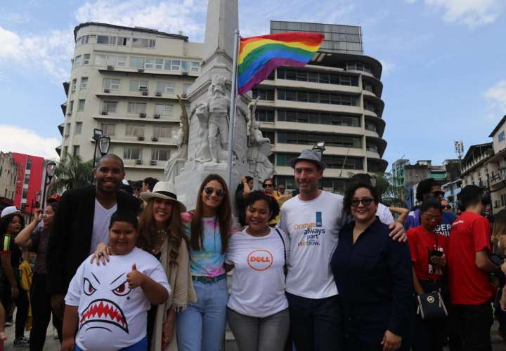 Comunidad LGBTQI+ realiza la izada de la bandera del Orgullo Gay 