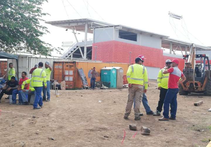 Trabajadores paralizan construcción de estadio; amenazan con impedir partidos 
