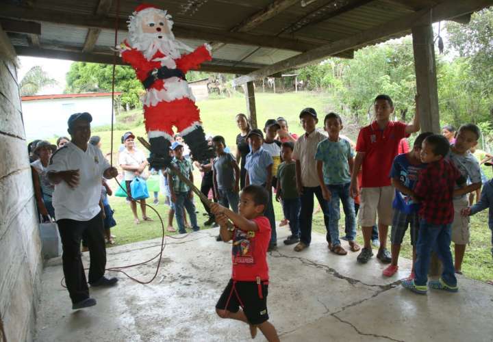 Policía Nacional lleva regalos y celebra los Reyes Magos en Chepo 