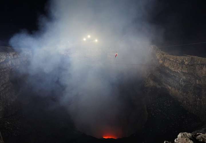 Acróbata cruza sobre un cable el volcán nicaragüense de Masaya