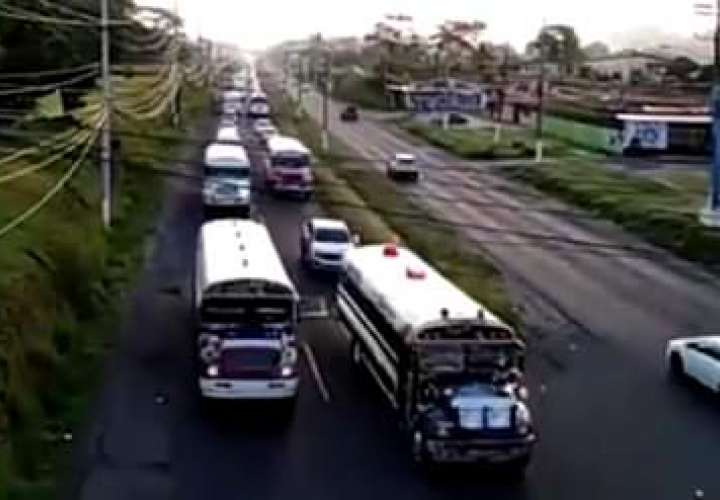 Transportistas de Colón realizan caravana. También quieren ayuda solidaria