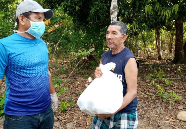 Calobreños se unen y llevan bolsas de comida a los más necesitados