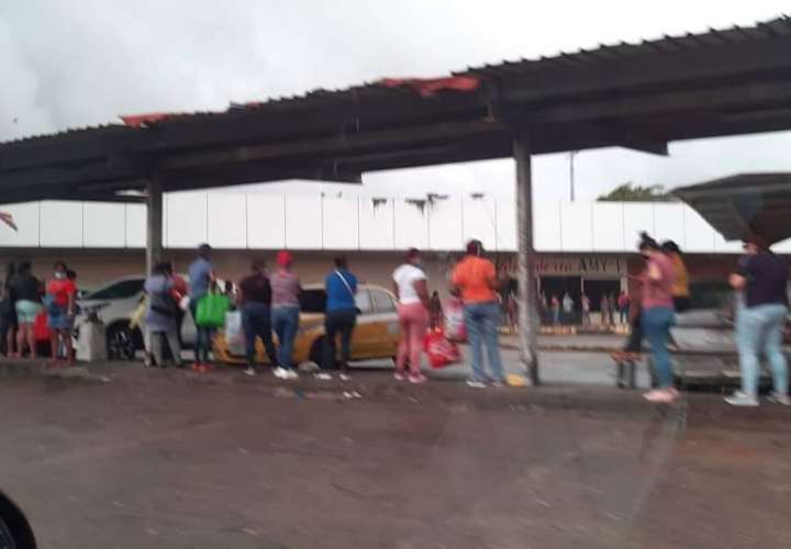 Mujeres abarrotan supermercados en Colón