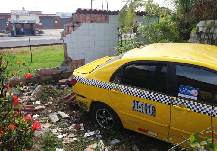 Taxi quedó en patio de una casa en Colón [Video]
