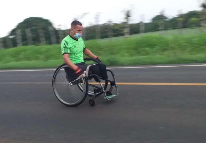 Recorre 42 kilómetros en silla de ruedas en homenaje a personas con discapacidad