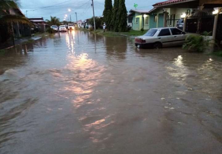 Fuertes lluvias afectan residencias en Azuero