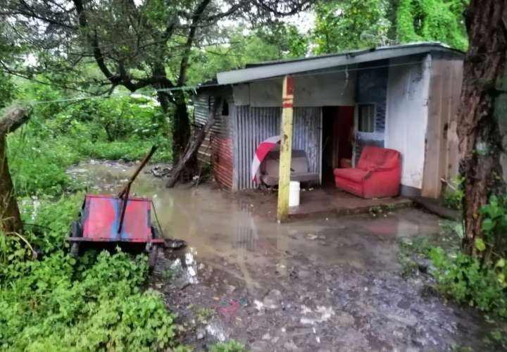 Evalúan tres viviendas afectadas por las lluvias en Herrera 