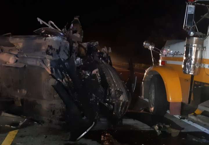Dos autos chocan de frente en un brutal accidente por Kuna Nega (Video)