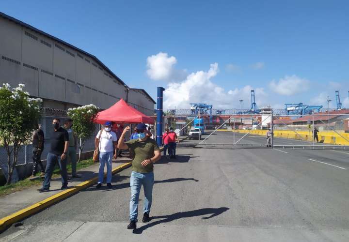 Extrabajadores portuarios en huelga de hambre